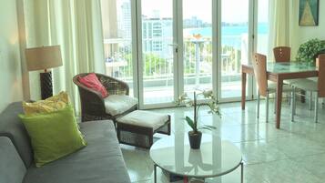 智能电视、书、立体声音响