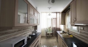 ثلاجة، ميكروويف، فرن، موقد طهي مسطح