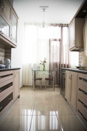 ثلاجة، ميكروويف، فرن، موقد طهي مسطح