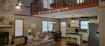  😎Anchors Down Lakeside Retreat 15 min to Clemson🏈 Dock, Padle boat, Kayaks