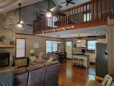  😎Anchors Down Lakeside Retreat 15 min to Clemson🏈 Dock, Padle boat, Kayaks