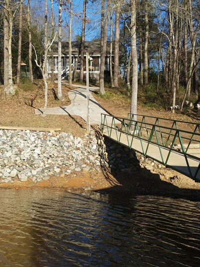  😎Anchors Down Lakeside Retreat 15 min to Clemson🏈 Dock, Padle boat, Kayaks