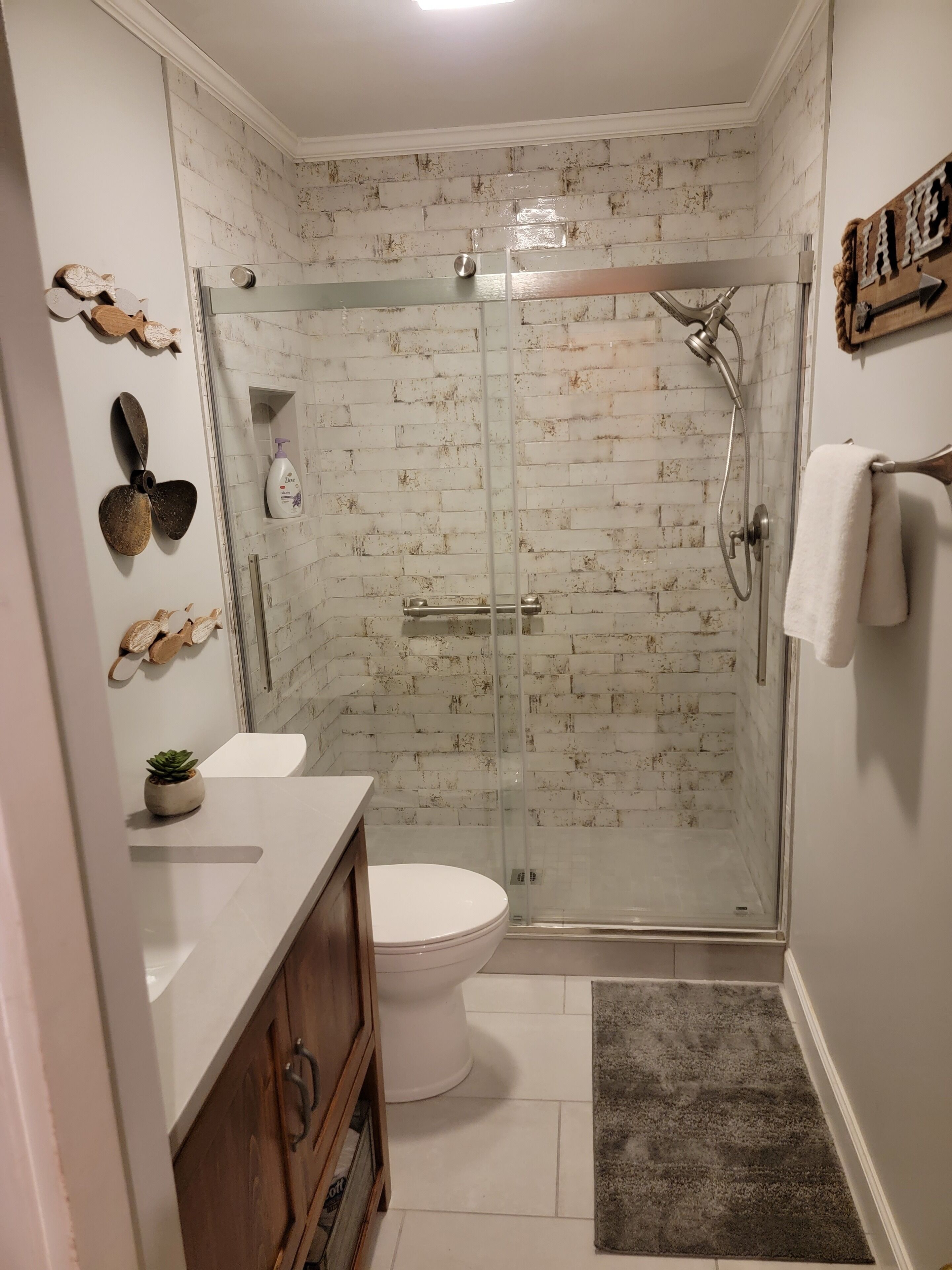 Combined shower/bathtub, hair dryer, towels, soap