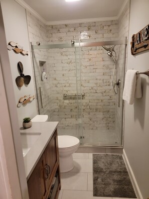 Ensemble baignoire-douche, séchoir à cheveux, serviettes fournies, savon