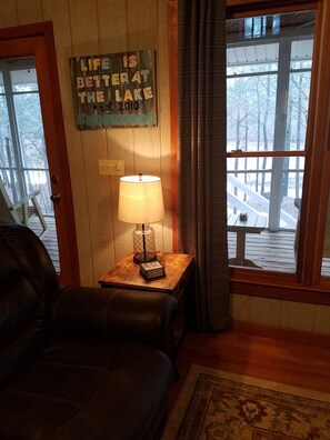 Smart TV, fireplace, DVD player, toys -  😎Anchors Down Lakeside Retreat 15 min to Clemson🏈 Dock, Padle boat, Kayaks (Seneca)