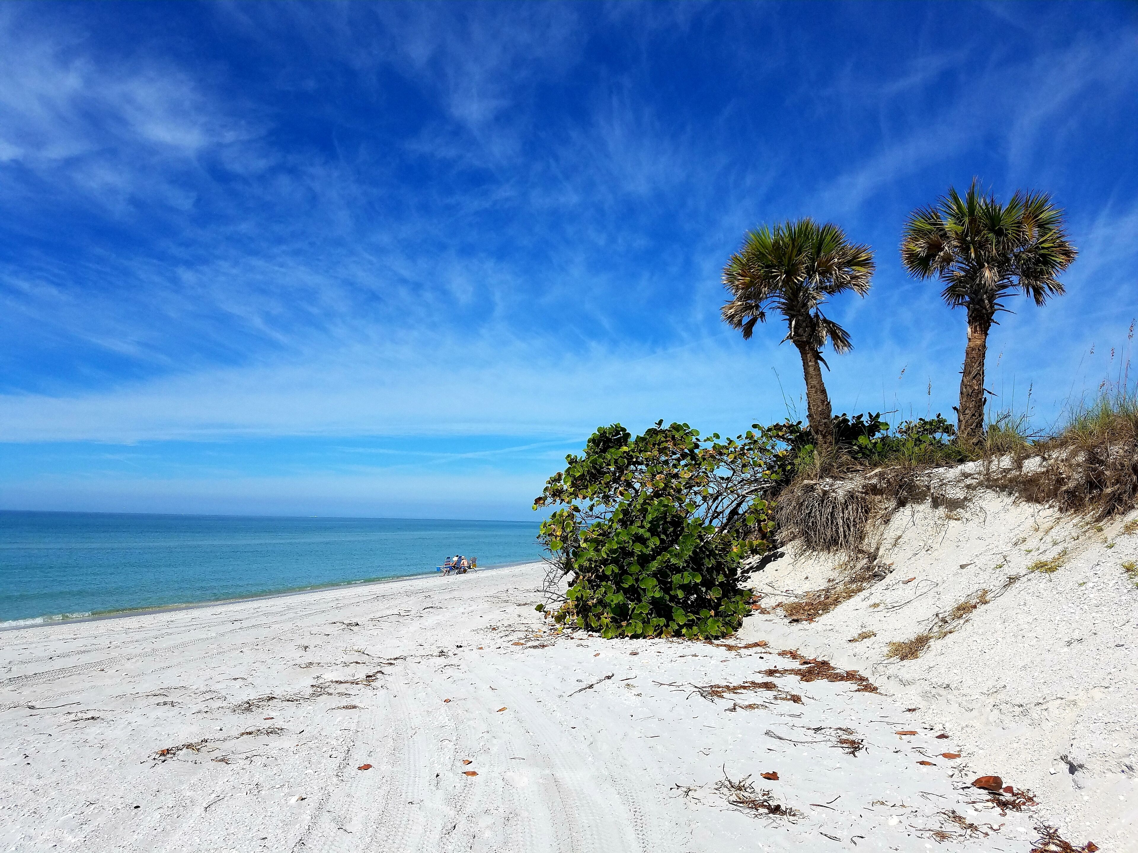 Beach nearby, sun-loungers, beach towels