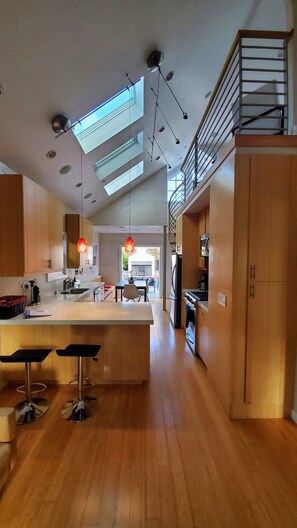 Frigorífico, microondas, horno y placa de cocina