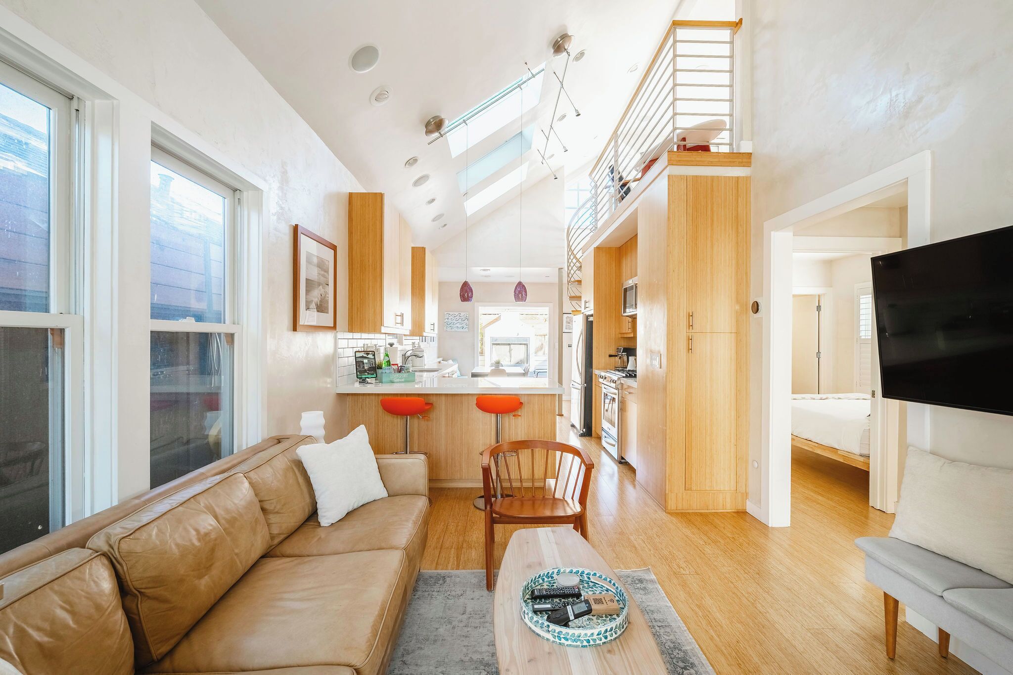 Smart TV, chimenea y estéreo 