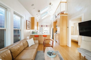 Smart TV, fireplace, stereo - Walk to Beach, Downtown! Spa & Private Deck (Pacific Grove)