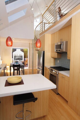 Walk to Beach, Downtown! Spa & Private Deck