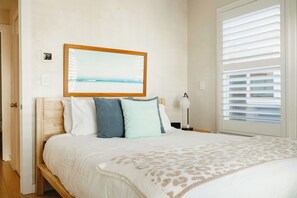 2 bedrooms, desk, iron/ironing board, WiFi