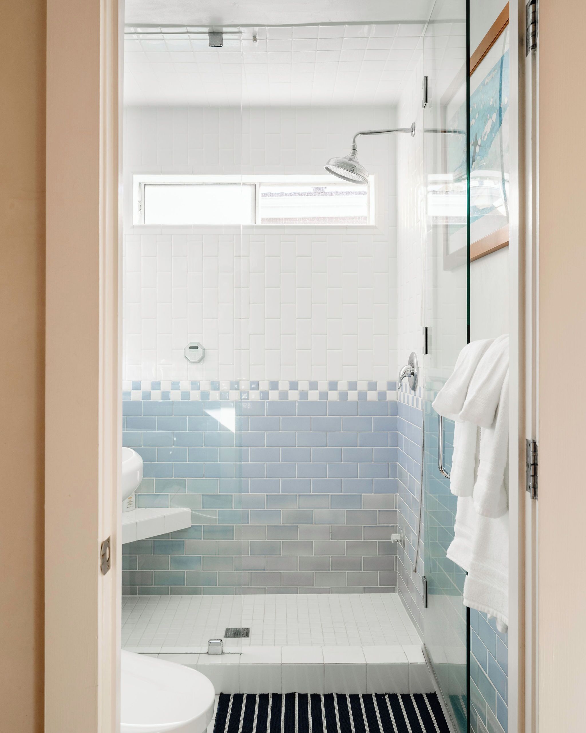Combined shower/tub, hair dryer, towels