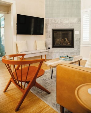 Smart TV, fireplace, stereo - Walk to Beach, Downtown! Spa & Private Deck (Pacific Grove)