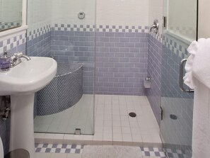 Duschwanne, Haartrockner, Handtücher