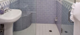 Oppdatert Historic Home w / Hot Tub & Private Deck. Ett kvartal til stranden og sentrum!