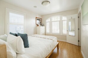 2 bedrooms, desk, iron/ironing board, WiFi