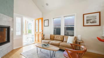 Smart TV, chimenea y estéreo