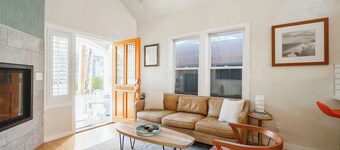 Walk to Beach, Downtown! Spa & Private Deck