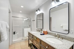 Regadera, secadora de cabello, toallas 