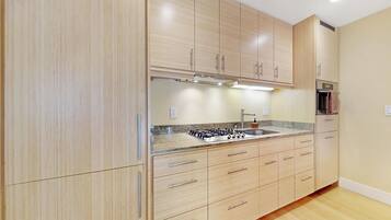 Kühlschrank, Mikrowelle, Ofen, Herdplatte