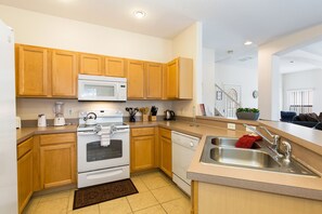 ثلاجة، ميكروويف، فرن، موقد طهي مسطح