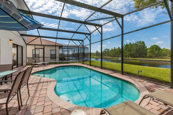 حمّام سباحة مُدفَّأ