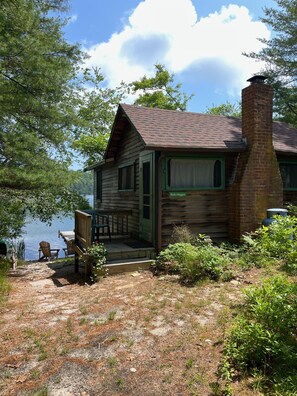 Exterior - Wake up to the sound of gentle waves and breakfast overlooking the lake. (Plymouth)