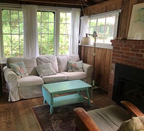 TV, fireplace, books - Wake up to the sound of gentle waves and breakfast overlooking the lake. (Plymouth)