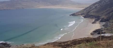 Playa en los alrededores, camastros y toallas de playa