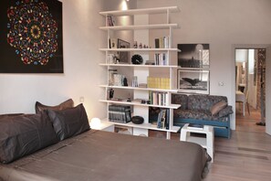 2 habitaciones, escritorio, tabla de planchar con plancha y wifi gratis 