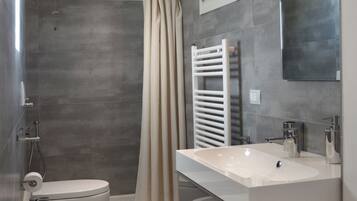 Doccia, asciugacapelli, bidet, asciugamani