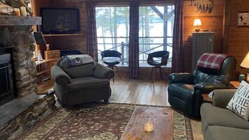 Televisio, takka, DVD-soitin, kirjoja