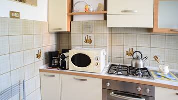 KĂŒhlschrank, Mikrowelle, Ofen, Herdplatte