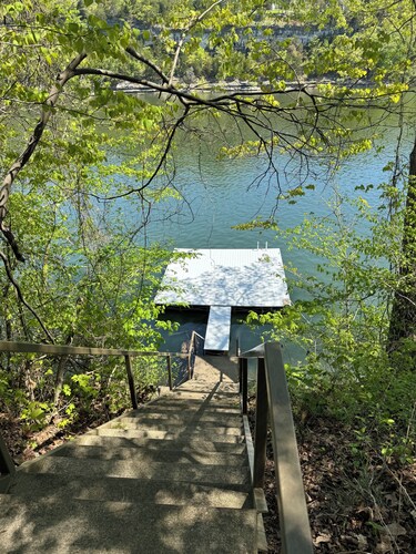 Lakefront Cabin: Private Water Access, Boat Parking, Lake View & Wi-Fi