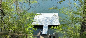 Lakefront Cabin: Private Water Access, Boat Parking, Lake View & Wi-Fi