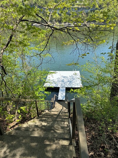 Lakefront Cabin: Private Water Access, Boat Parking, Lake View & Wi-Fi