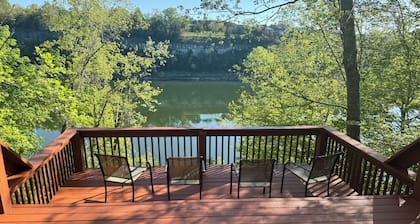 Lakefront Cabin: Private Water Access, Boat Parking, Lake View & Wi-Fi