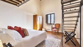 11 bedrooms, desk, iron/ironing board, travel cot