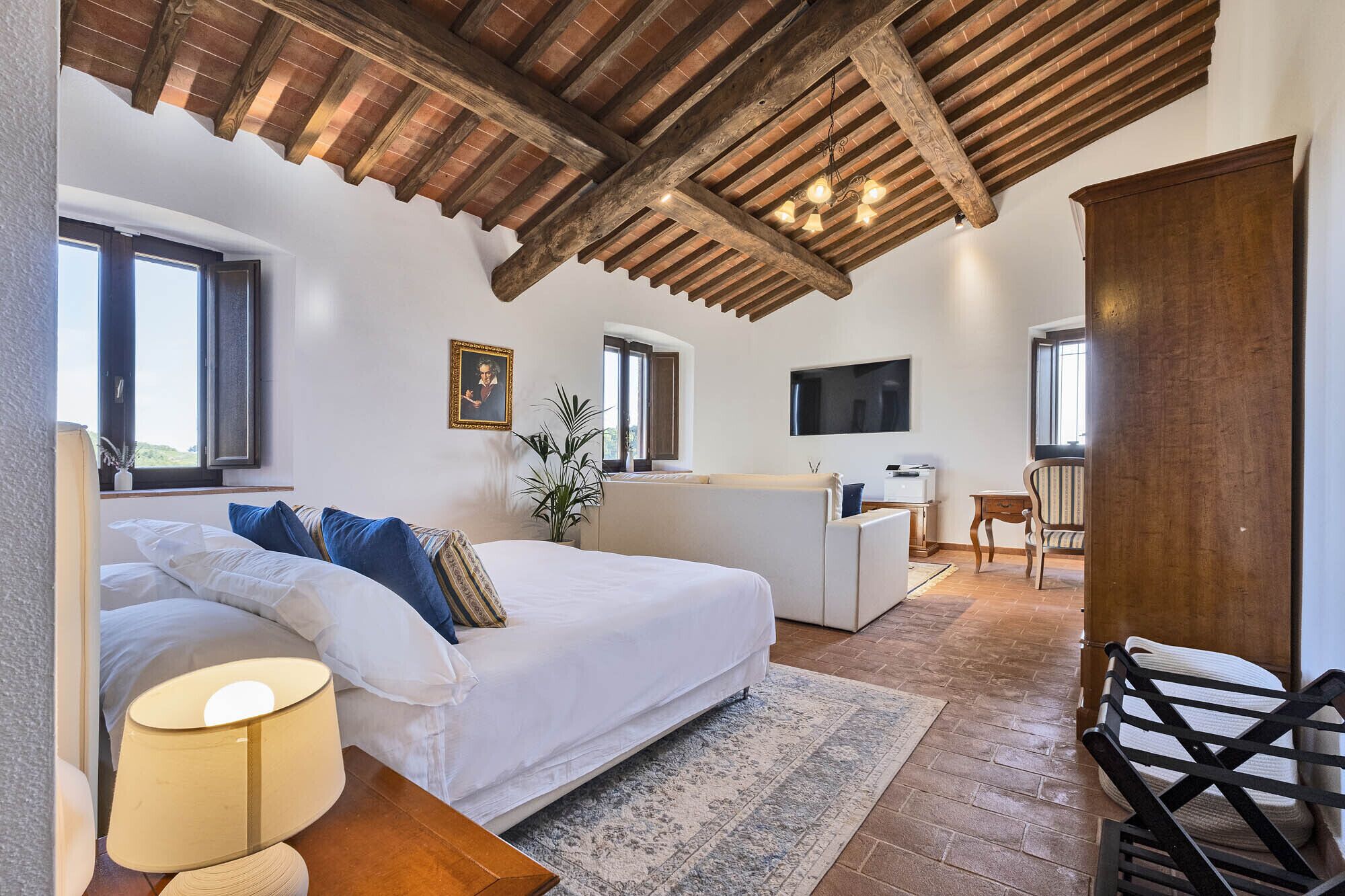 11 habitaciones, escritorio y tabla de planchar con plancha 