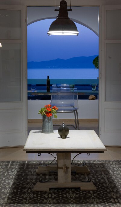 Breathtaking sunset, salt lake and Aegean sea view. 150m from magnificent beach.