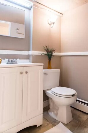 Shower, hair dryer, towels, soap - Newly furnished and renovated, nice & cozy 4BR-Free parking (Newton)