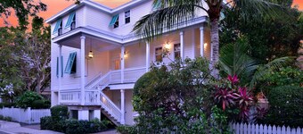 Oceanview-koti, jolla on laajat kannet ja oma uima-allas rehevässä maisemoinnissa