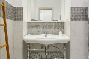 Een douche, een regendouche, een haardroger, badjassen