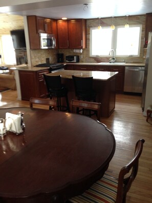 Kylskåp, mikrovågsugn, ugn och spishäll