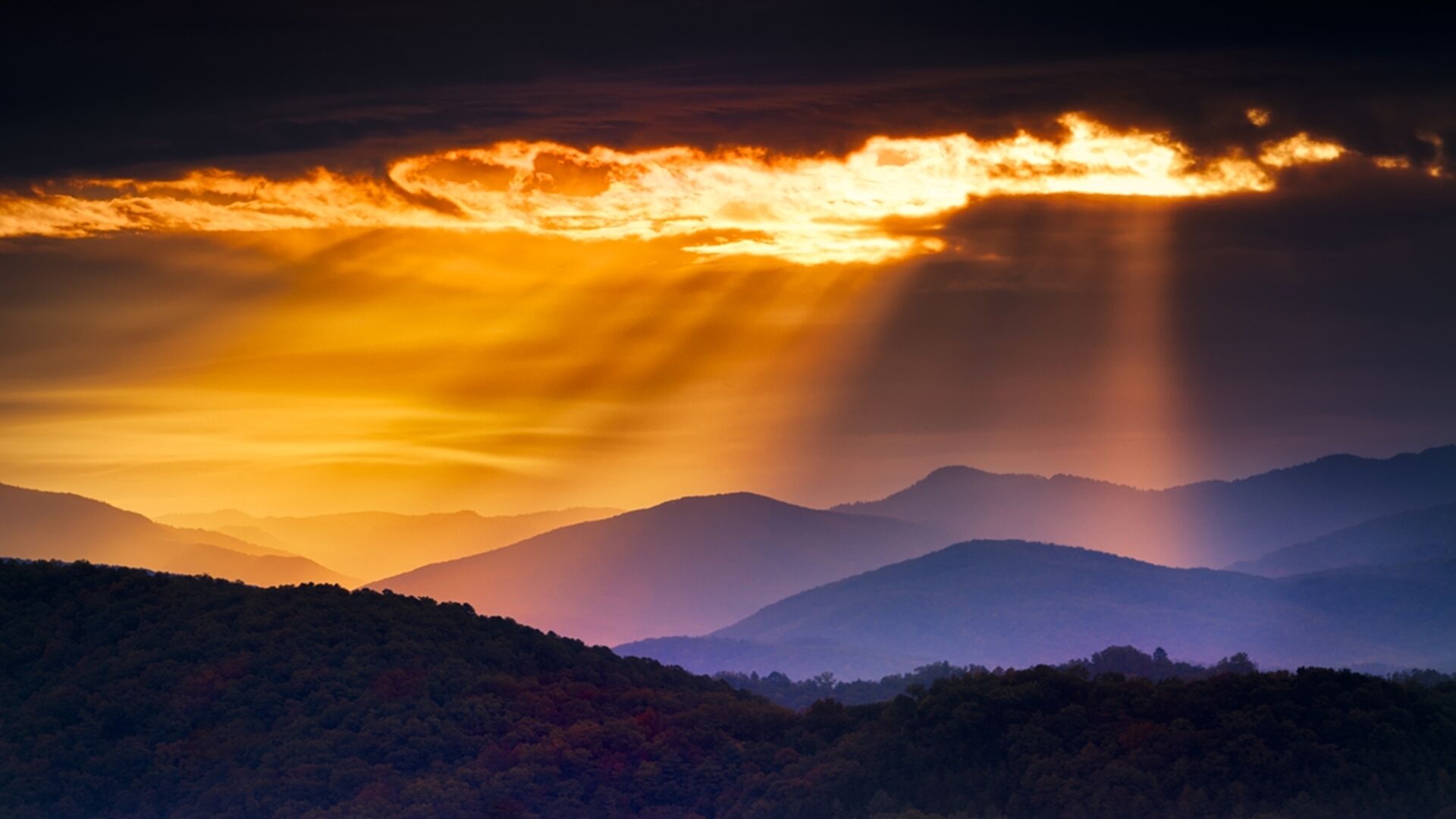 Un paisaje montañoso con un atardecer.