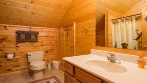 Combined shower/tub, jetted tub, hair dryer, towels -  1 MI Dollywood Pet Friendly ! ,FREE WIFI,Hot Tub,YR RD Pool,Arcade 400 Games (Sevierville)
