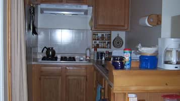 Refrigerador con congelador, microondas, horno y parrilla de estufa