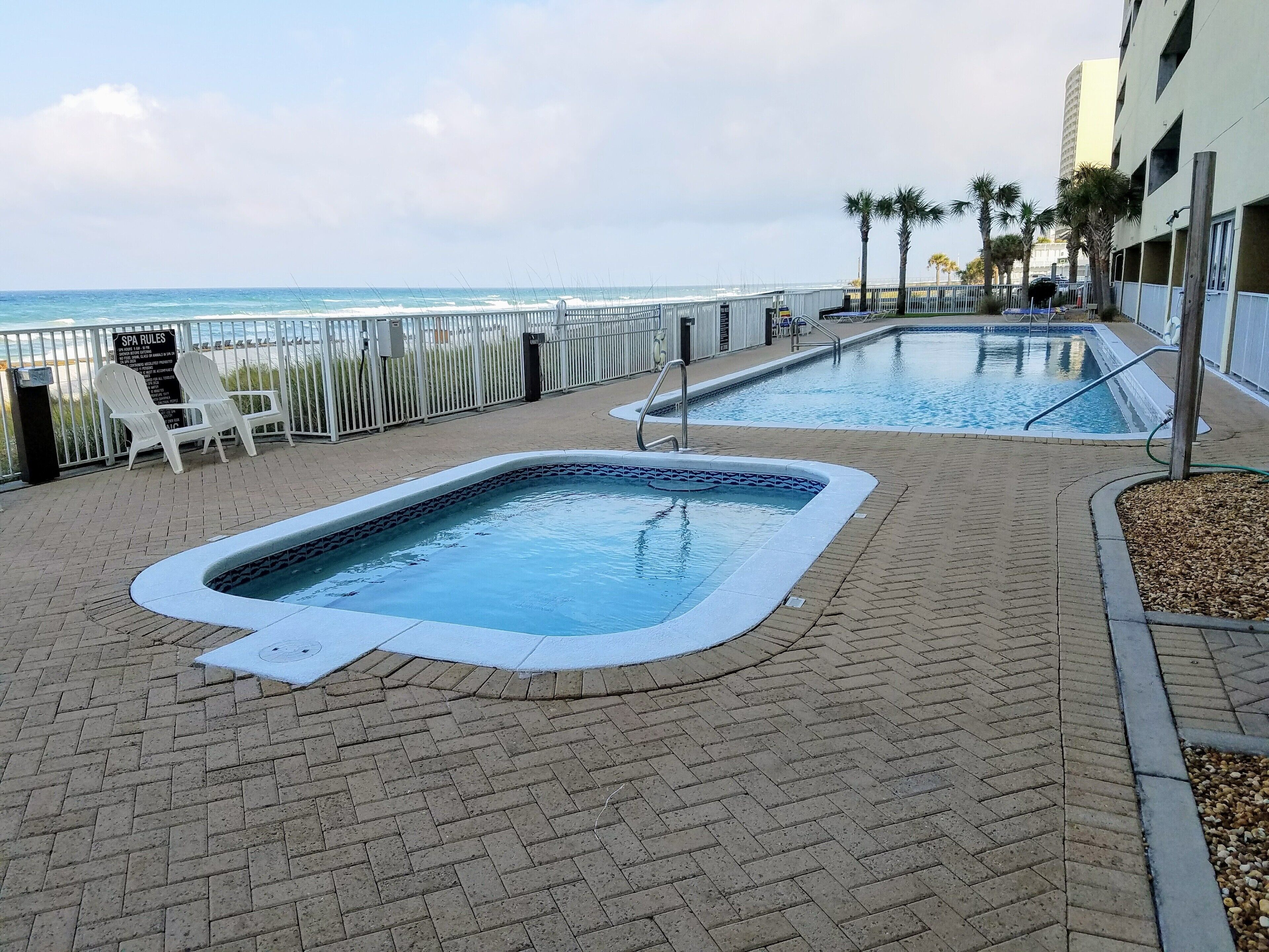 Innendørsbasseng og utendørsbasseng