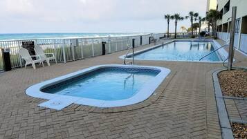 Innendørsbasseng og utendørsbasseng