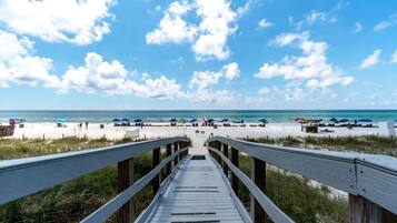 På stranden og solsenger